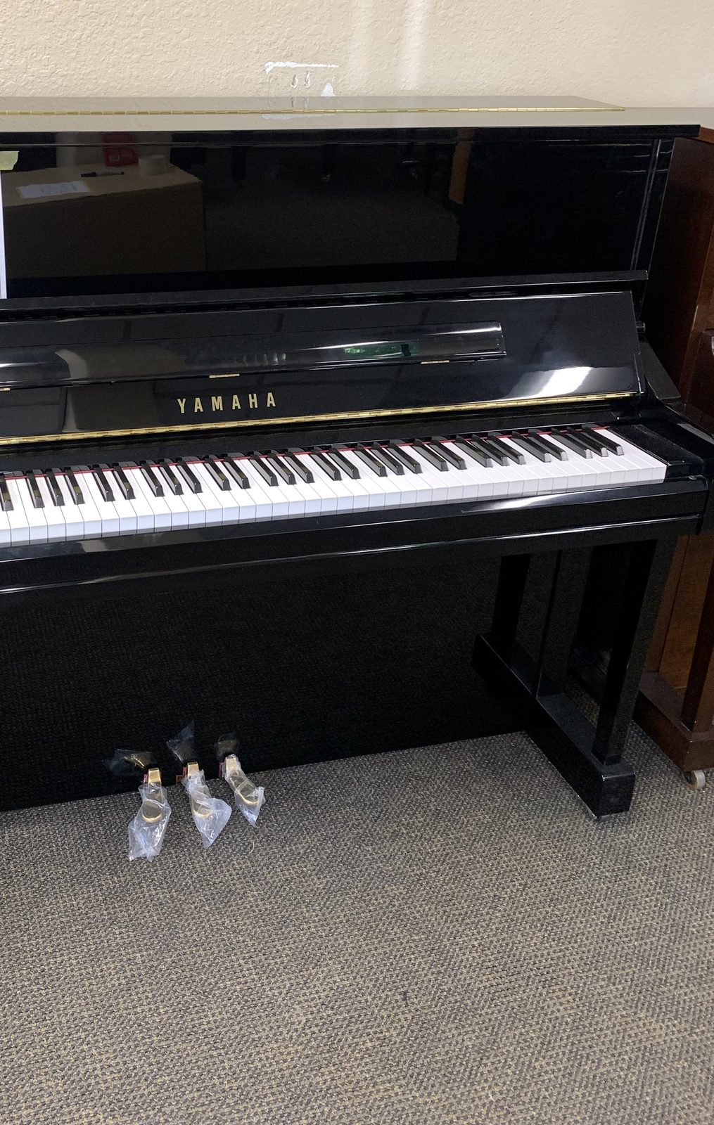Yamaha YU11SD Silent upright piano in polished ebony
